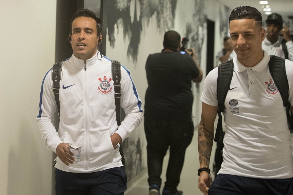 Jadson e Arana no vestiário da Arena antes do jogo contra a Ponte Preta