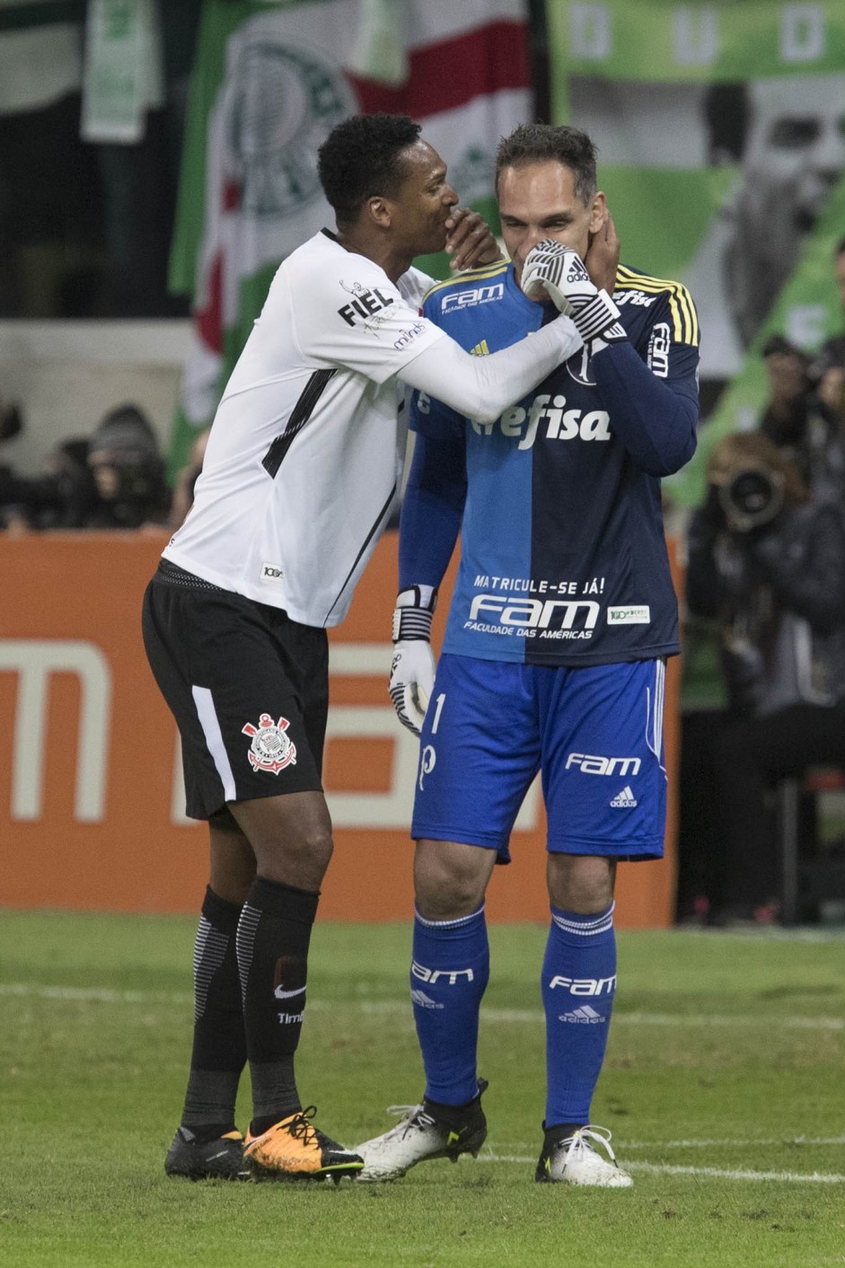 Jô e Fernando Prass, após o goleiro não pegar o pênalti de Jadson