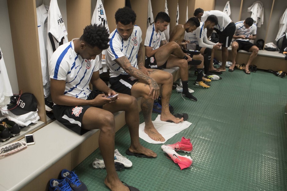 Jogadores aguardam o incio do jogo contra o Palmeiras, fora de casa