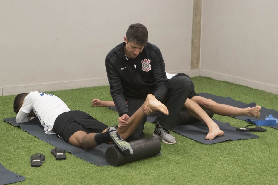 Jogadores recebem massagem antes do jogo contra o Palmeiras