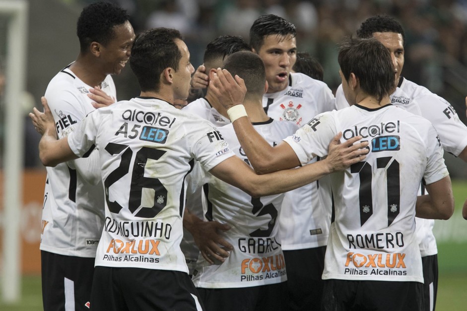 O elenco inteiro vibra com o gol de Guilherme Arana contra o Palmeiras