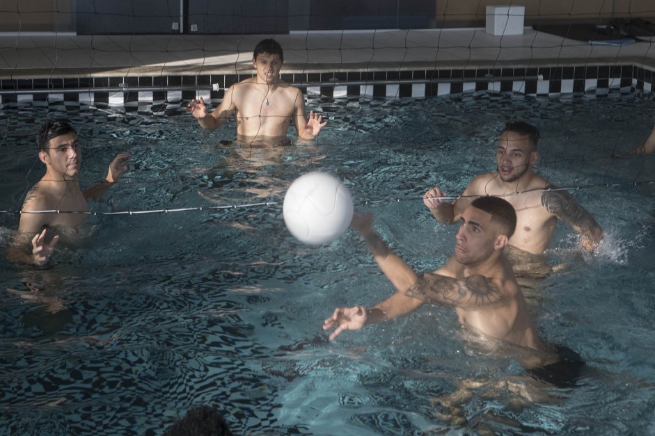 Aps derrotar o Palmeiras, os jogadores titulares treinaram na piscina