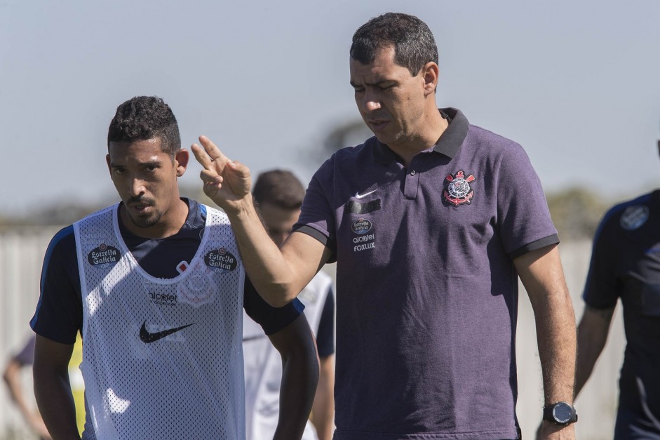 Carille instrui Léo Príncipe durante treino