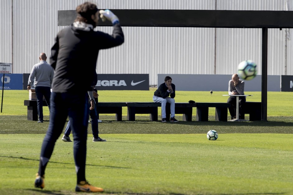 Cássio treina sob o olhar de Taffarel, preparador de goleiros da seleção
