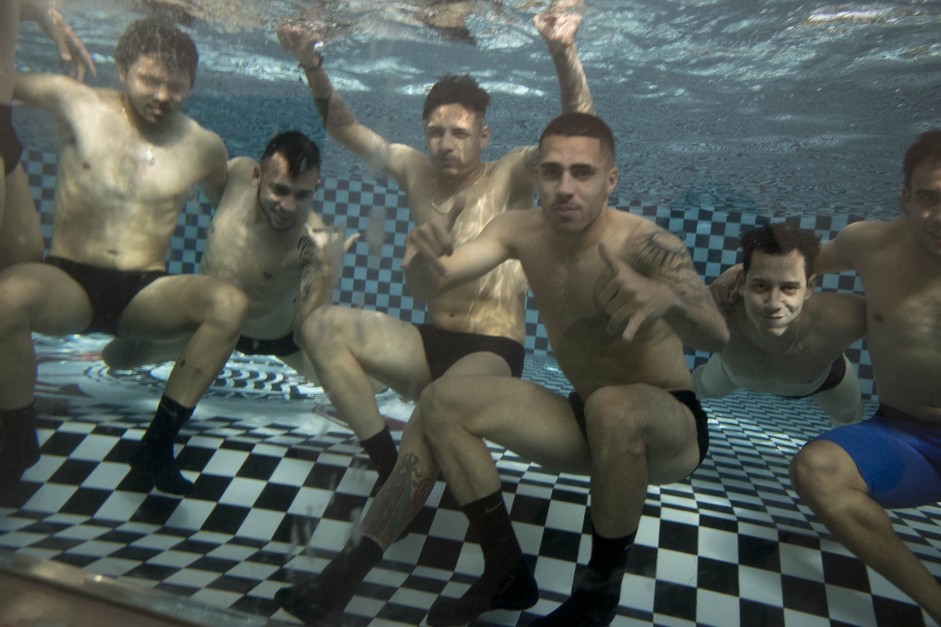 Elenco submerso para a foto durante treino leve na piscina