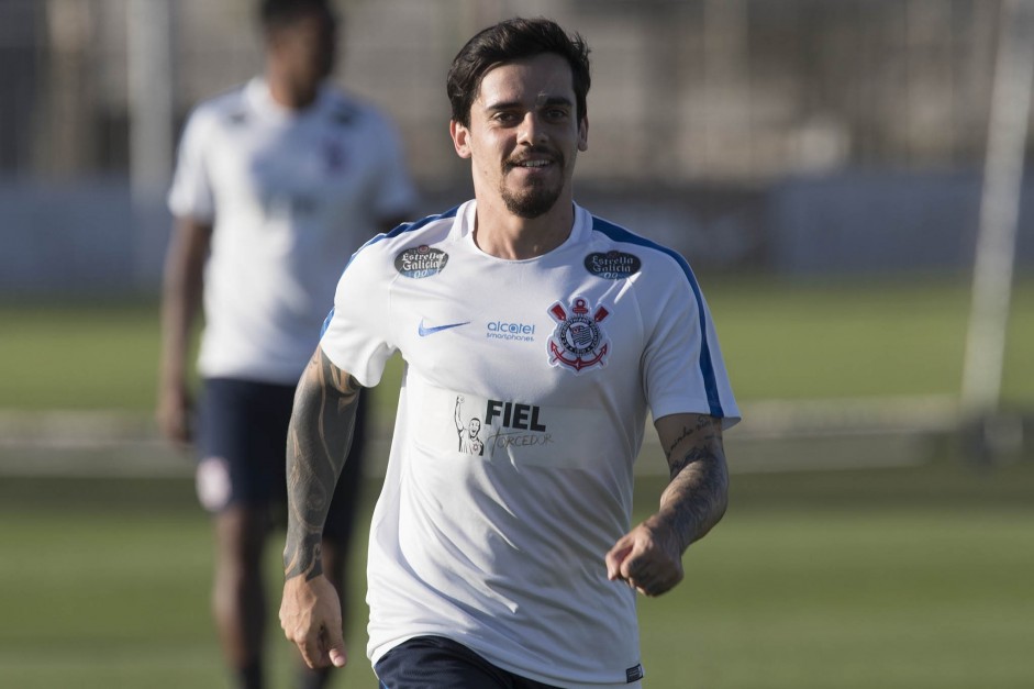 Lateral faz nova temporada em alto nvel e espera companheiros na Seleo