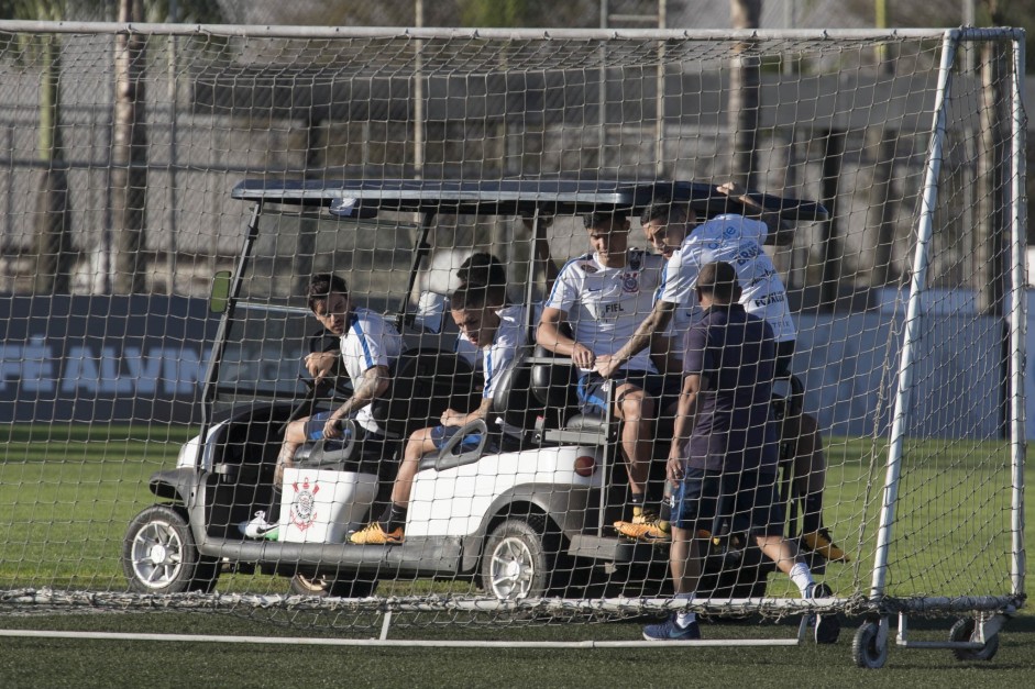 O elenco chega no carrinho para o treino desta sexta-feira