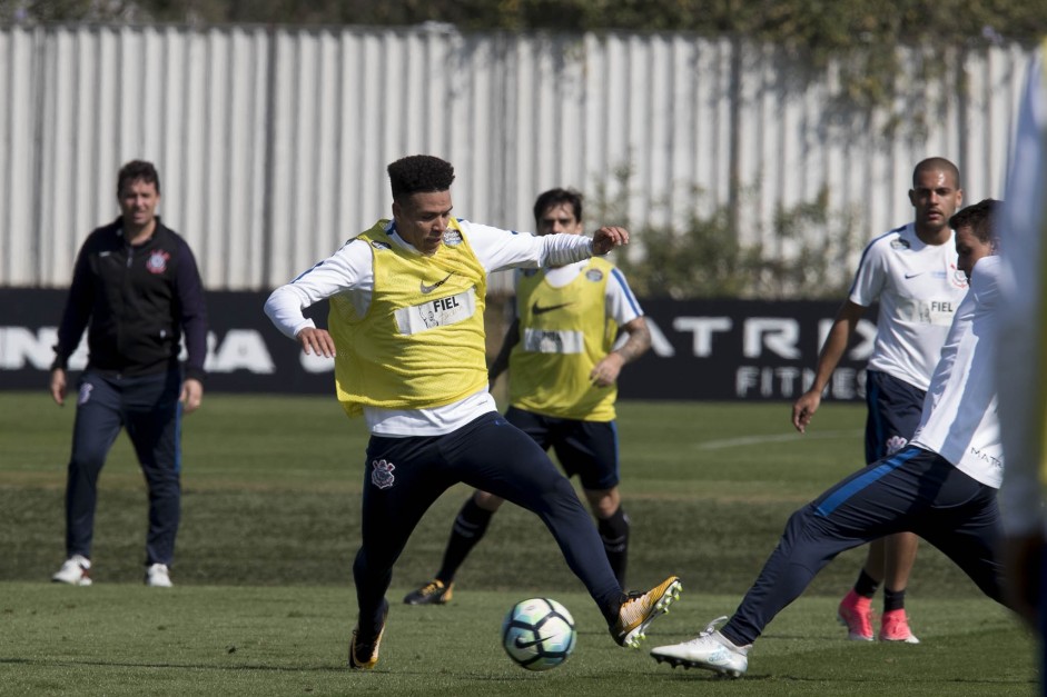 O restante do elenco treinou no gramado