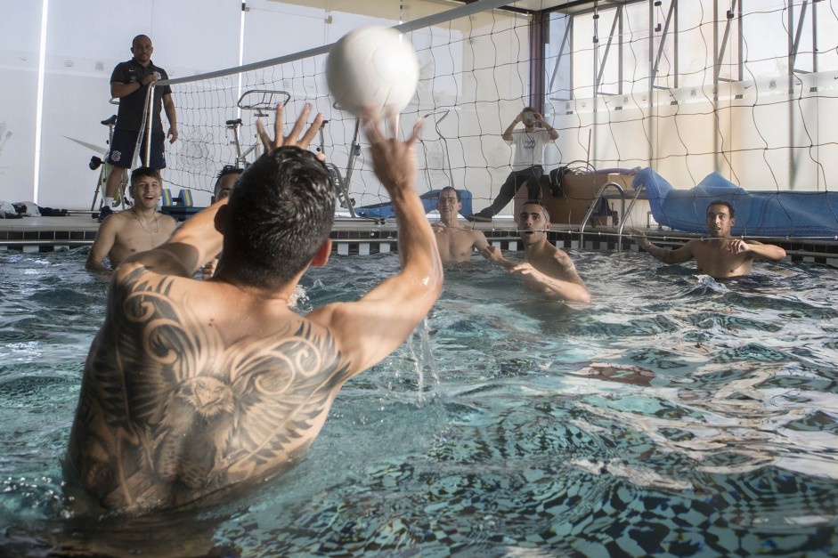 Olha o Balbuena defendendo a bola na piscina do CT