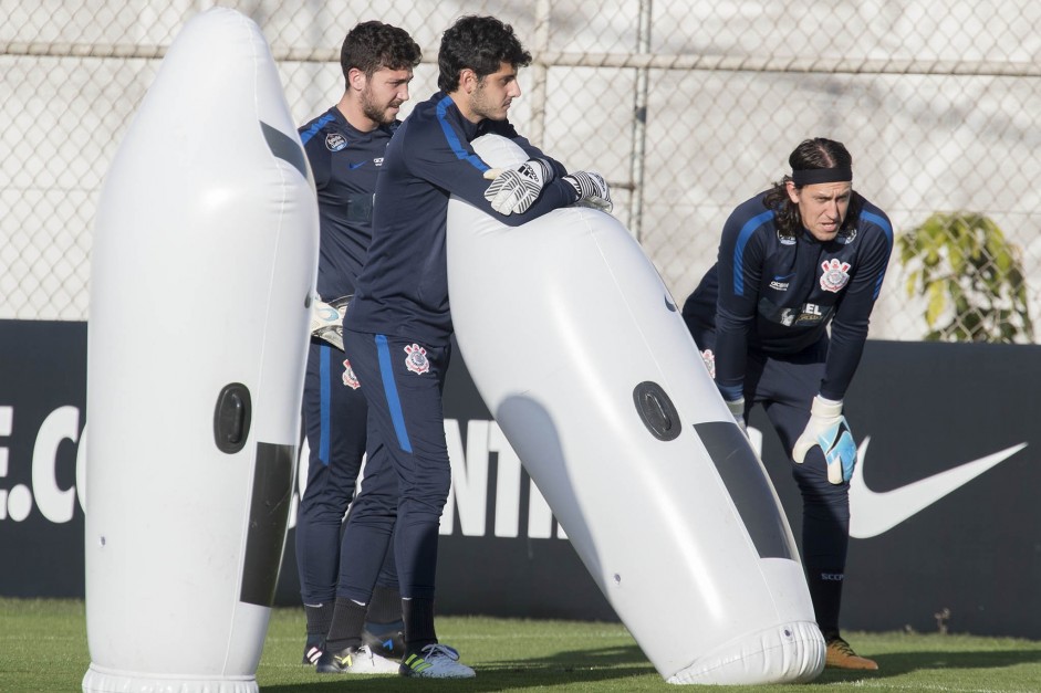 Os goleiros fazem último treino antes do jogo contra o Atlético-PR