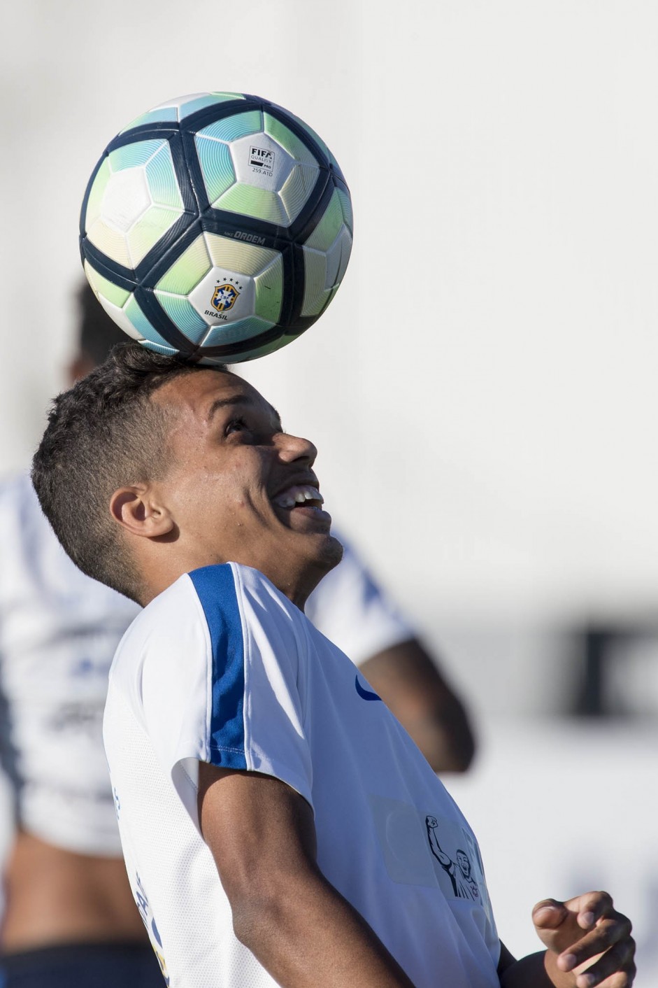 Pedrinho treina e pode até jogar amanhã contra o Atlético-PR