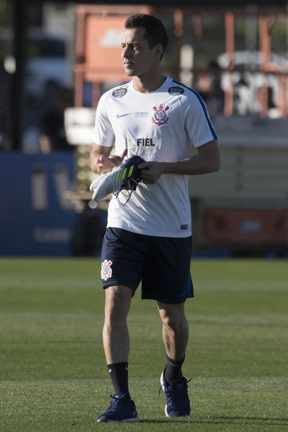 Rodriguinho jogará normalmente contra o Atlético-PR