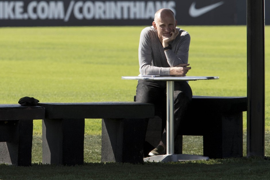 Taffarel, preparador de goleiros da seleção, acompanhou o treino do Corinthians