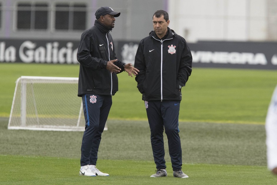 Fabinho e Carille comandaram o treino dos jogadores antes do confronto contra o Avaí