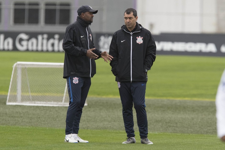 Fabinho e Carille comandaram o treino dos jogadores antes do confronto contra o Ava