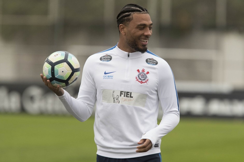 Kazim exibe o novo penteado no treino desta tera-feira