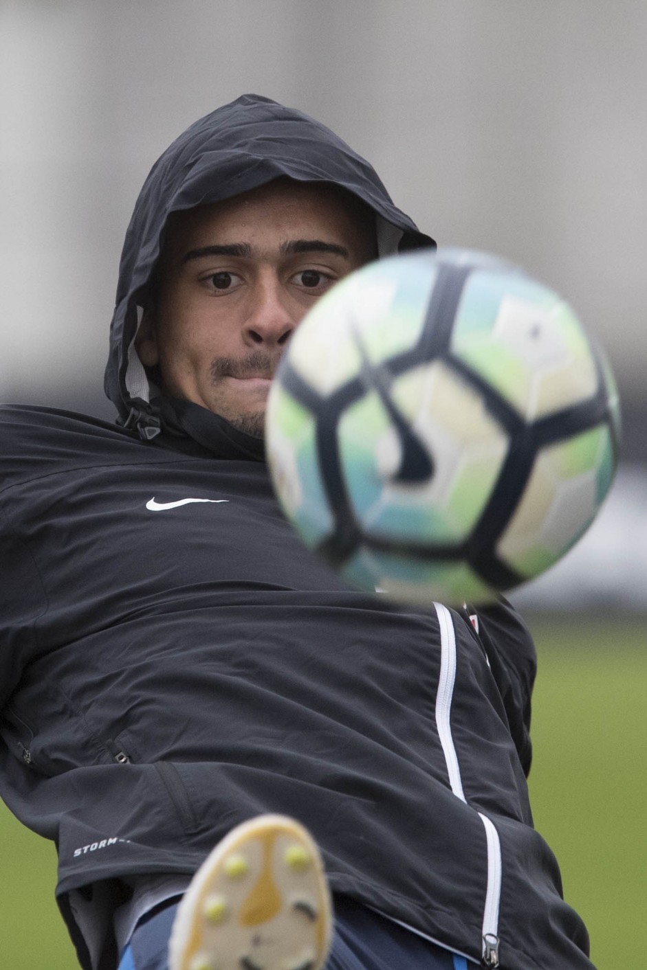 Léo Santos no treino desta tarde fria