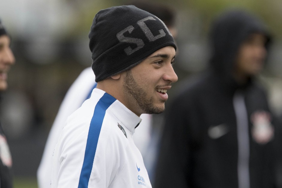 Maycon no frio treino desta terça-feira no CT