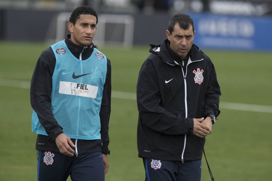 Pablo e Carille caminham durante treino desta terça-feira