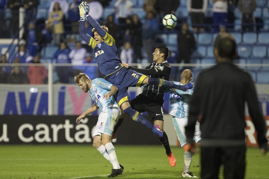 Balbuena em dividida com goleiro do Avaí