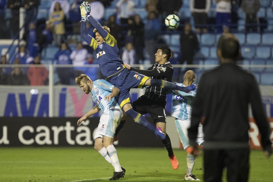 Balbuena em dividida com goleiro do Ava