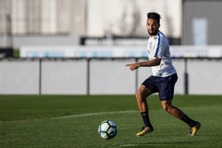 Clayson no treino aps partida contra o Ava