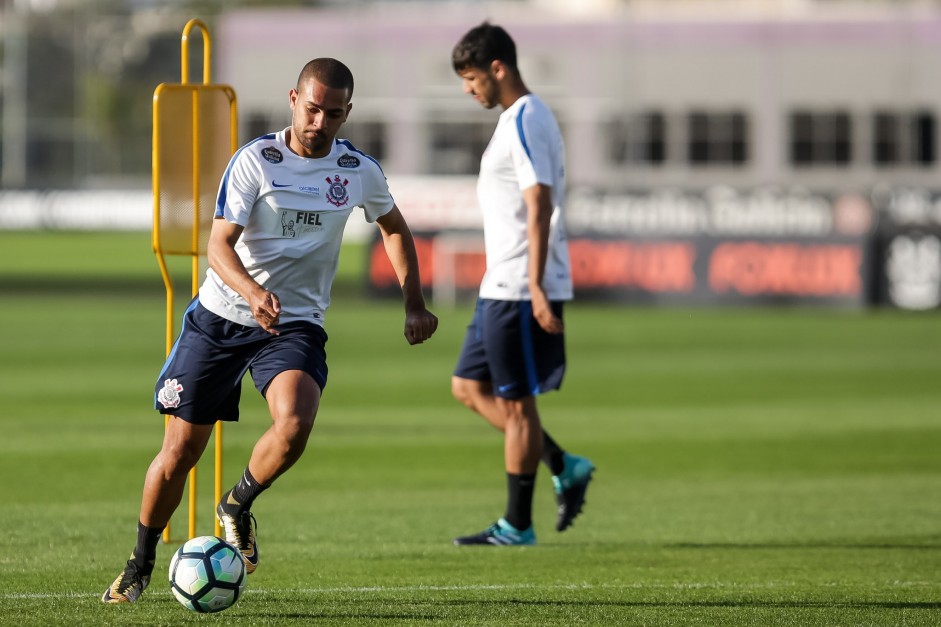 Clayton e Camacho ao fundo no treino aps partida contra o Ava