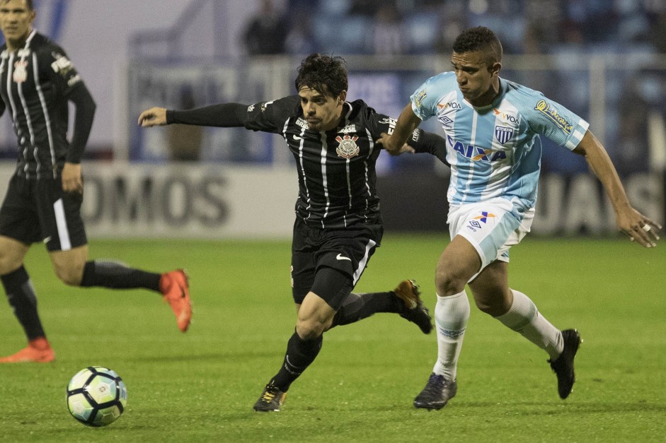 Fagner divide jogada com jogador do Avaí