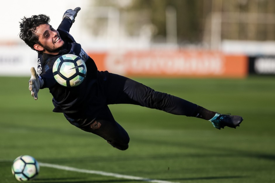 Goleiro reserva no treino após partida contra o Avaí