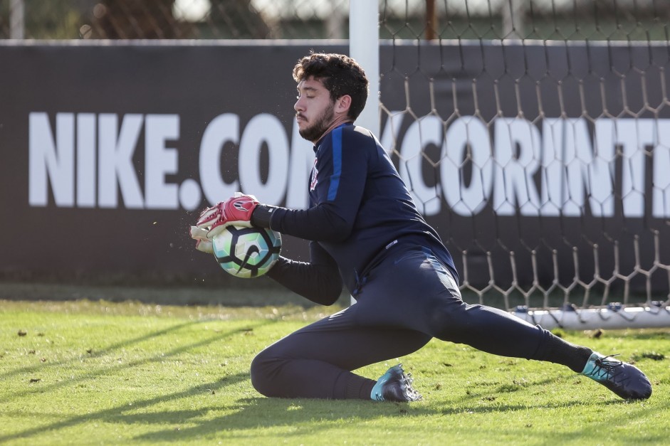 Goleiro reserva treina aps partida contra o Ava