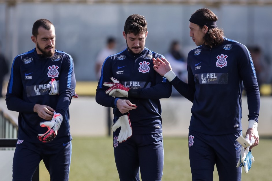 Goleiros do Timão no treino da manhã antes do embarque para o Rio