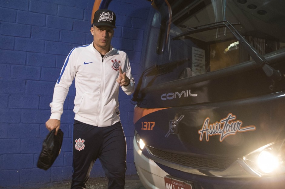 Guilherme Arana antes da partida contra o Ava pelo campeonato brasileiro