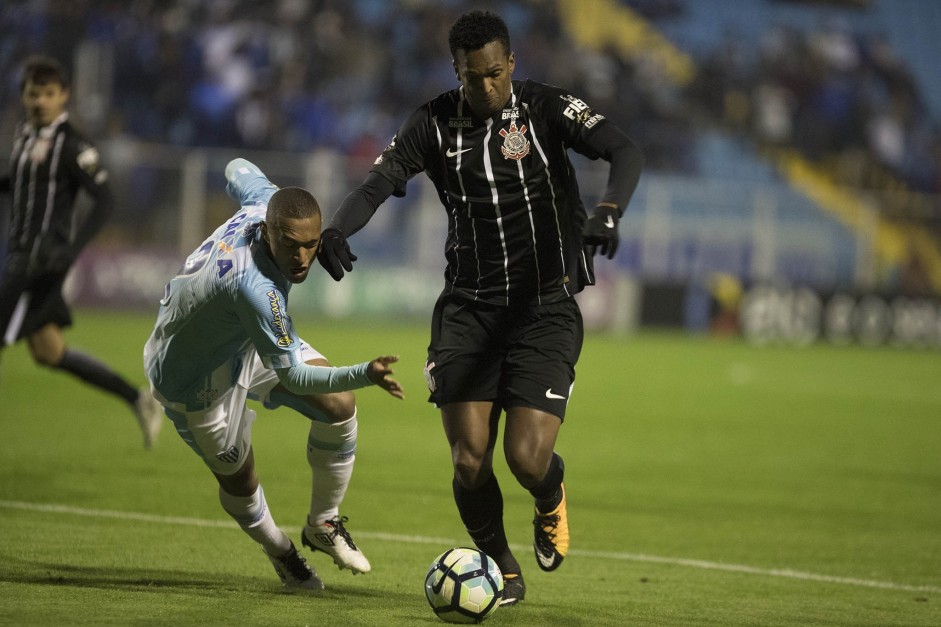 Jô disputa jogada no jogo contra o Avaí