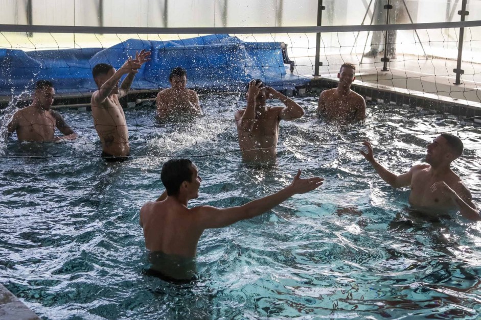 Jogadores fazem trabalho de recuperação depois da partida contra o Avaí
