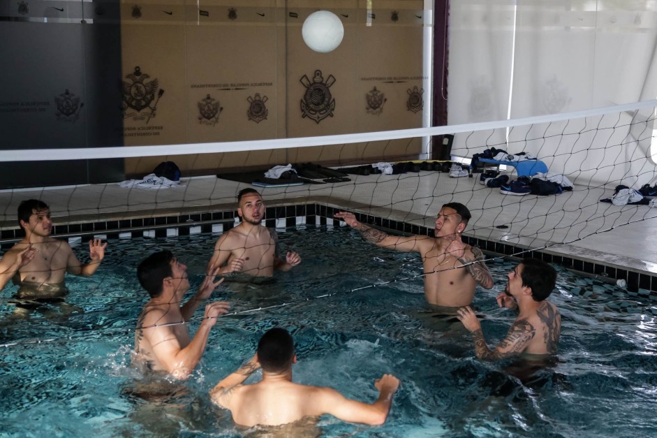 Jogadores fazem trabalho de recuperação depois da partida contra o Avaí