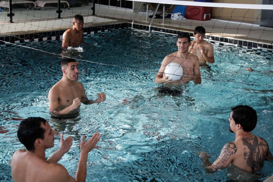 Jogadores fazem trabalho de recuperação depois da partida contra o Avaí