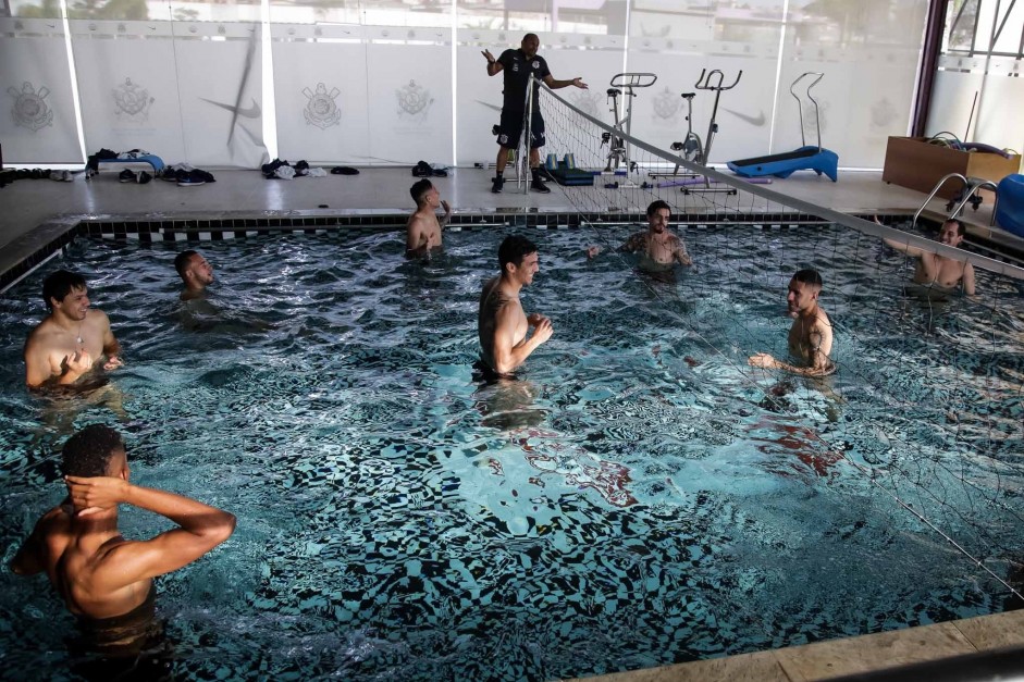 Jogadores fazem trabalho de recuperao depois da partida contra o Ava