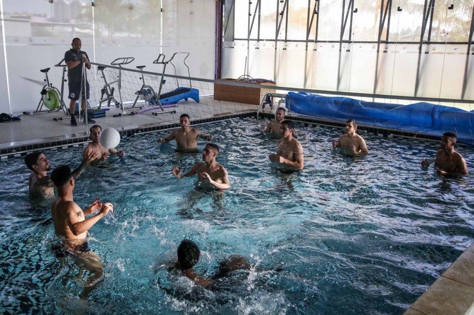 Jogadores fazem trabalho de recuperação depois da partida contra o Avaí