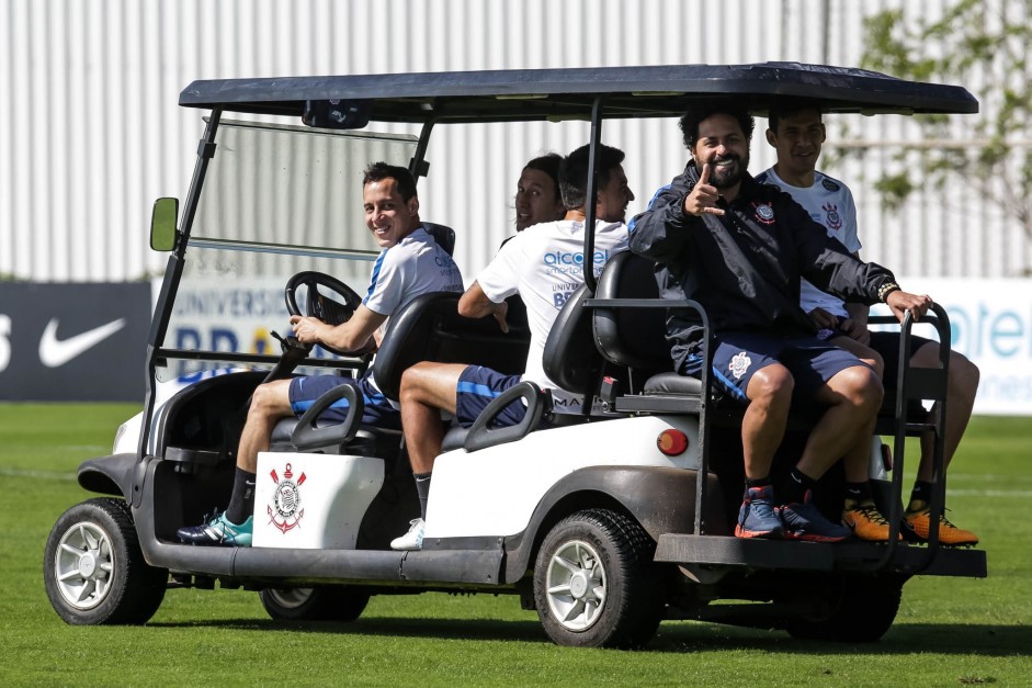 Jogadores no treino da manh antes do embarque para o Rio