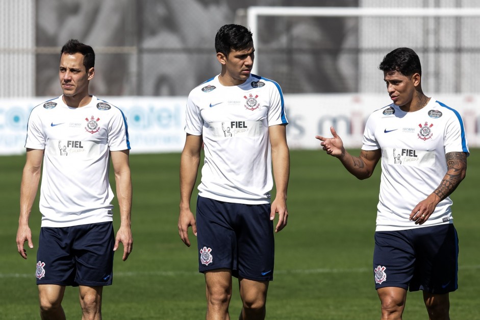 Jogadores no treino da manh antes do embarque para o Rio