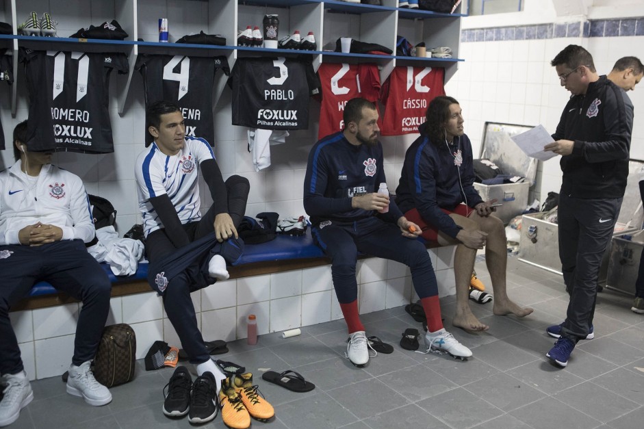 Jogadores ouvem instruçoes antes da partida contra o Avaí pelo campeonato brasileiro
