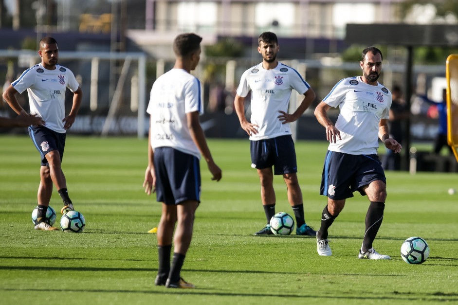 Jogadores reservas fazem trabalho depois da partida contra o Avaí