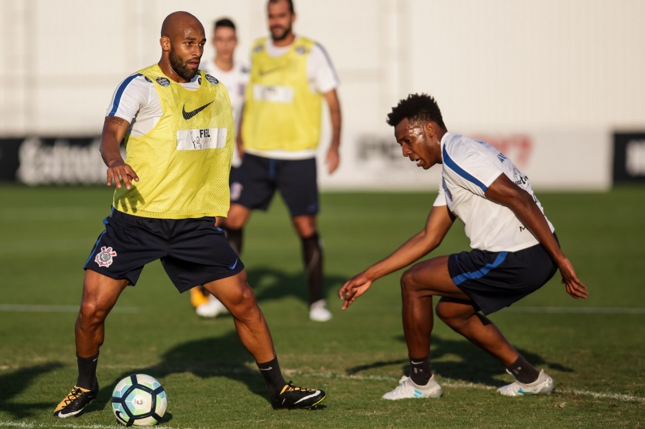 Jogadores reservas fazem trabalho depois da partida contra o Avaí