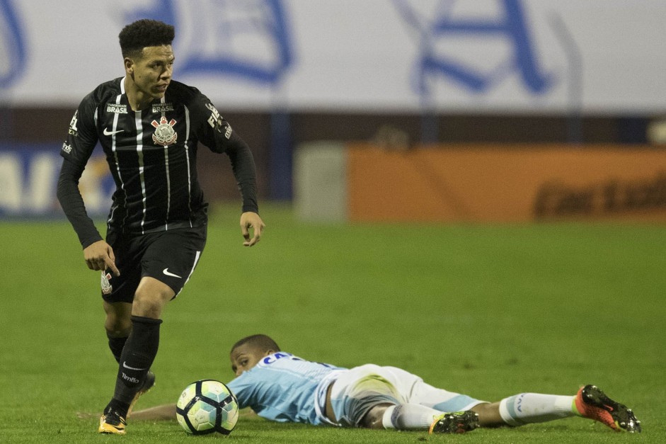 Marquinhos Gabriel deixa adversário pra trás no jogo contra o Avaí