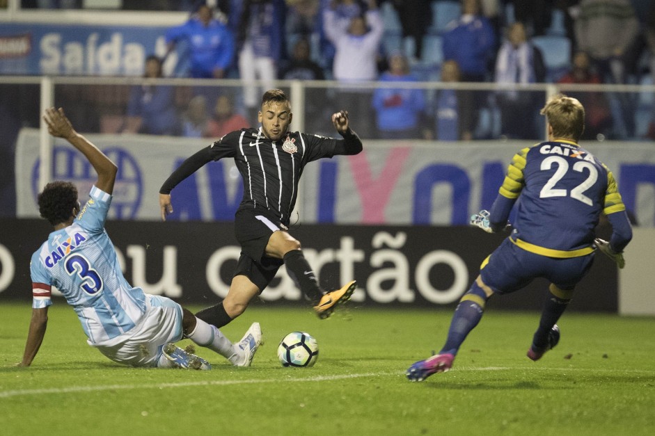 Maycon tenta jogada no ataque contra o Avaí