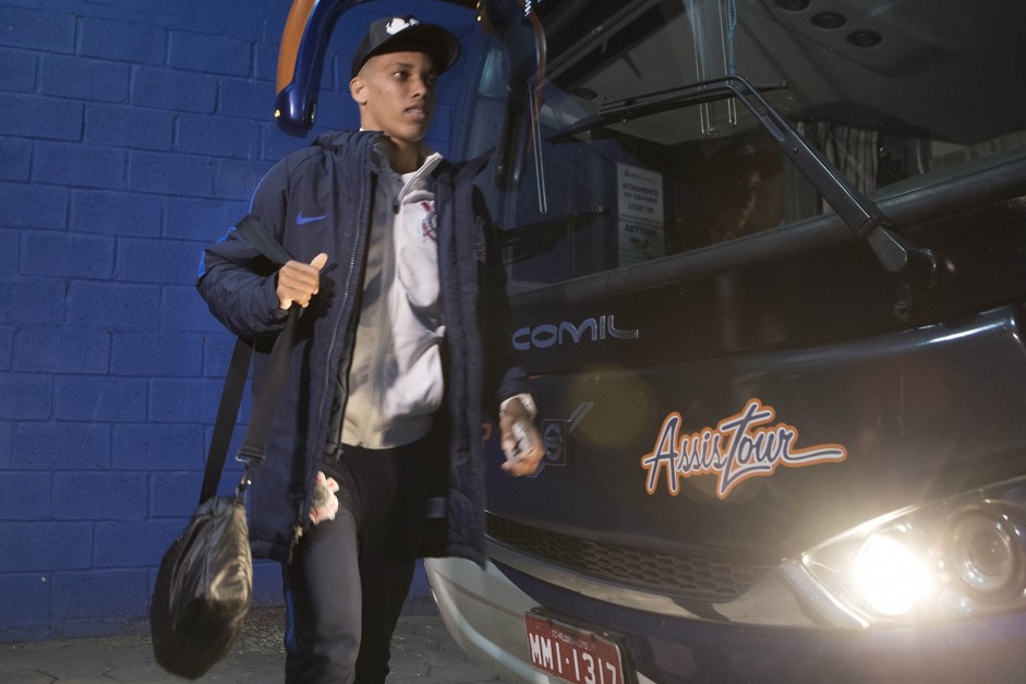 Pedrinho antes da partida contra o Avaí pelo campeonato brasileiro