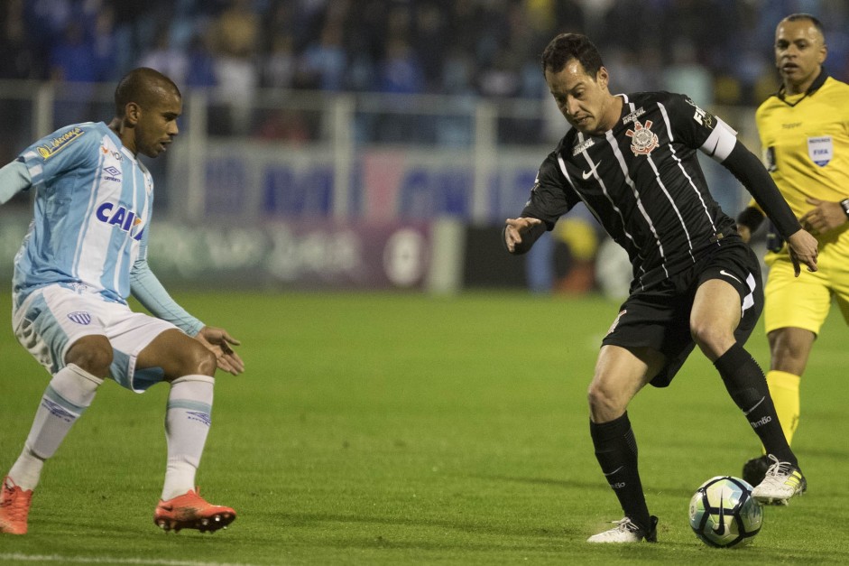 Rodriguinho mostra habilidade em jogada no jogo contra o Ava