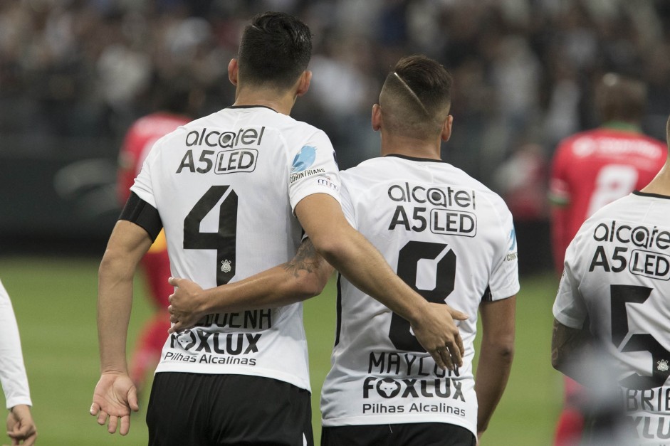 Balbuena e Maycon comemoram gol na partida contra o Patriotas