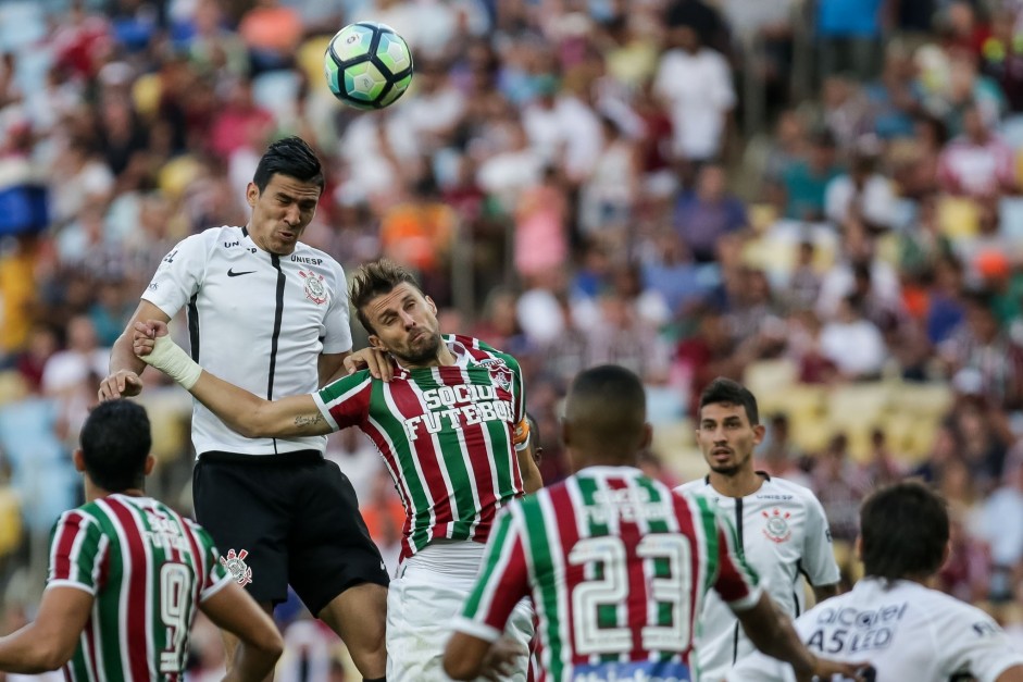 Balbuena em ação contra o Fluminense no Maracanã pelo Brasileirão 2017