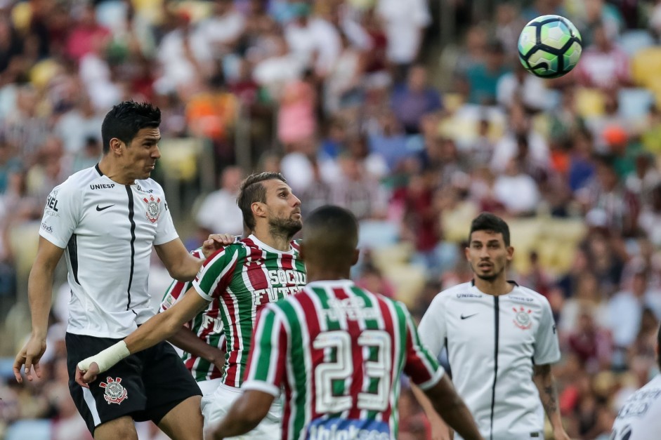 Balbuena em ação contra o Fluminense no Maracanã pelo Brasileirão 2017